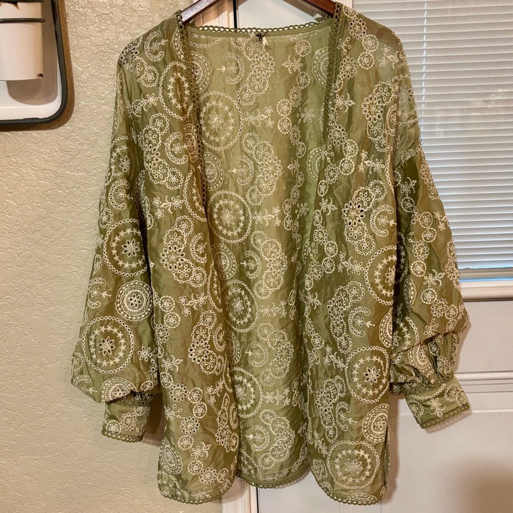 Embroidered Eyelet Kimono
GIMMICKS